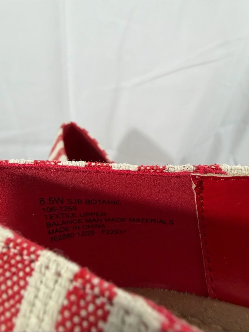 NWT St. John’s Bay Womens Size 8.5W Striped Red and Cream Espadrille Wedge Flats